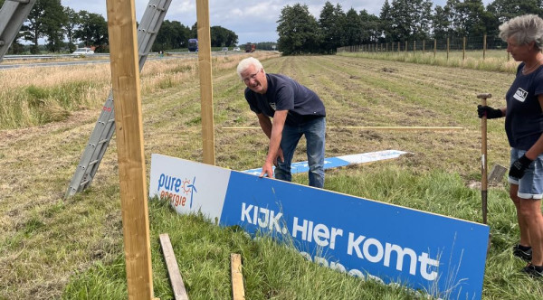 bouwbord wordt geplaatst klein